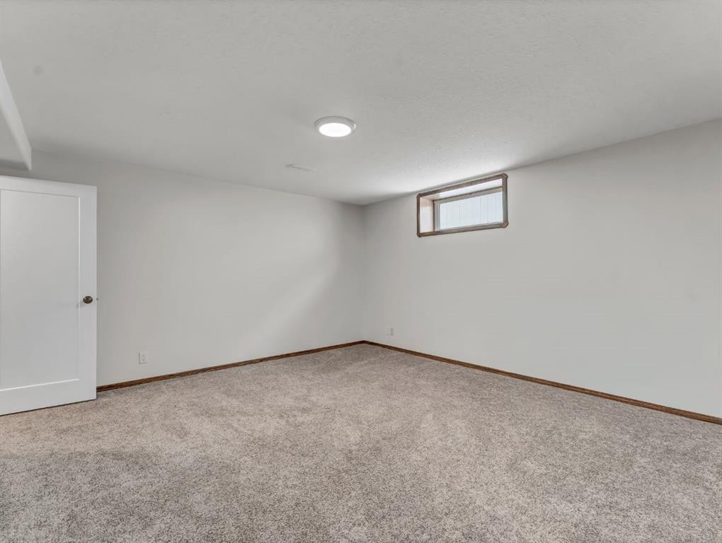 32 Sunrise Court Sw, Medicine Hat, AB - Indoor Photo Showing Other Room