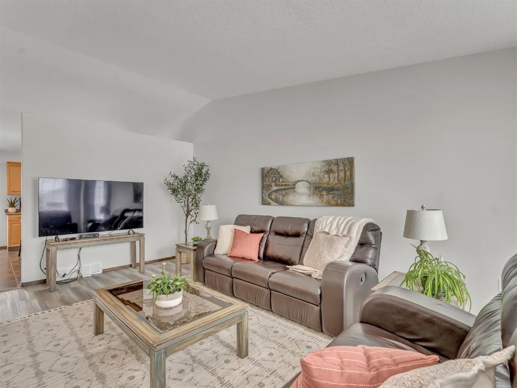 32 Sunrise Court Sw, Medicine Hat, AB - Indoor Photo Showing Living Room
