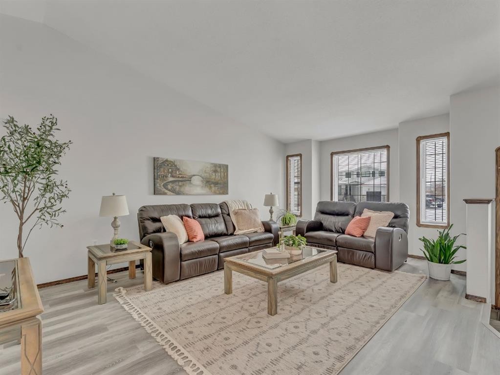 32 Sunrise Court Sw, Medicine Hat, AB - Indoor Photo Showing Living Room