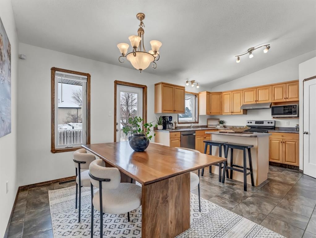 32 Sunrise Court Sw, Medicine Hat, AB - Indoor