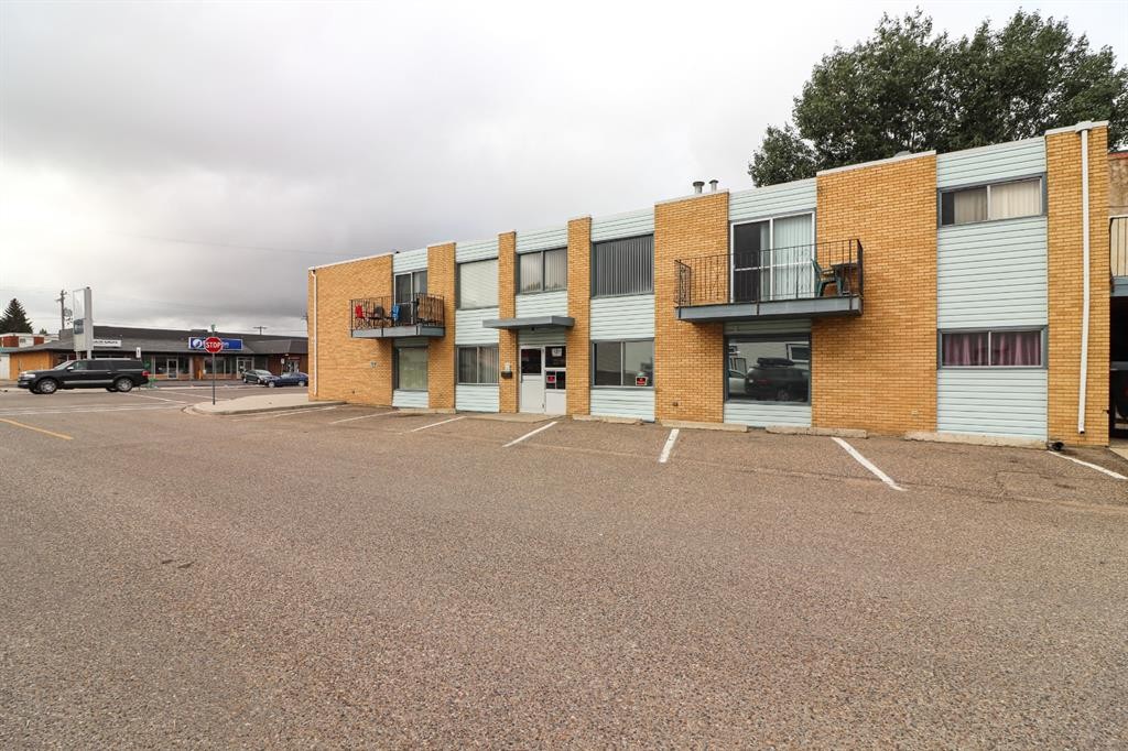 121 Broadway Avenue East, Redcliff, AB - Outdoor