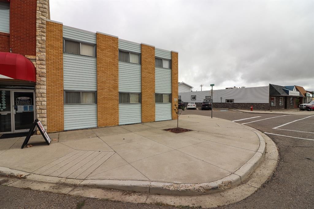 121 Broadway Avenue East, Redcliff, AB - Outdoor With Exterior