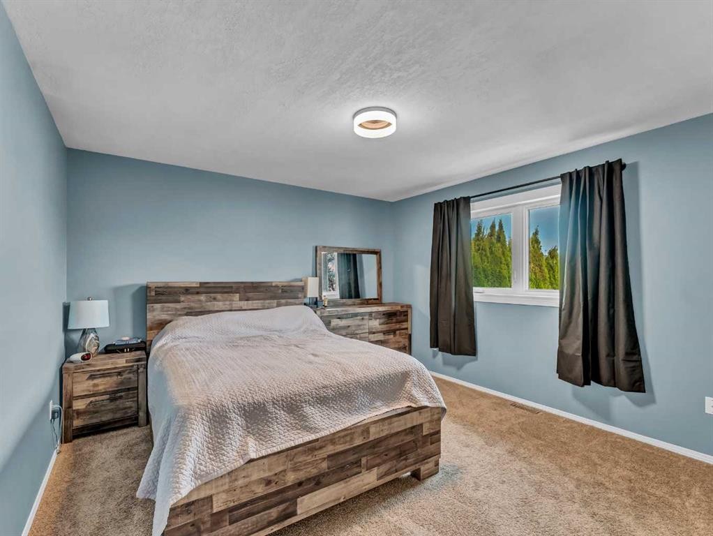 135 Sage Close Se, Medicine Hat, AB - Indoor Photo Showing Bedroom
