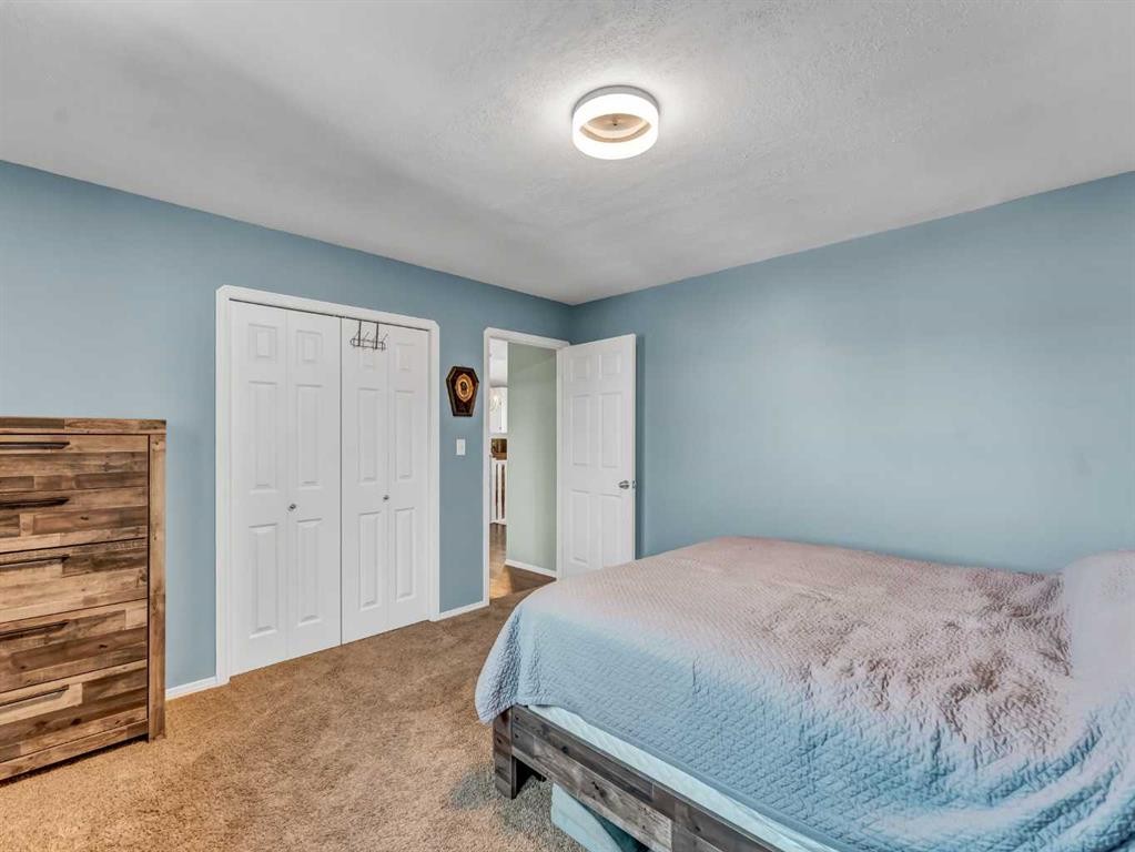 135 Sage Close Se, Medicine Hat, AB - Indoor Photo Showing Bedroom