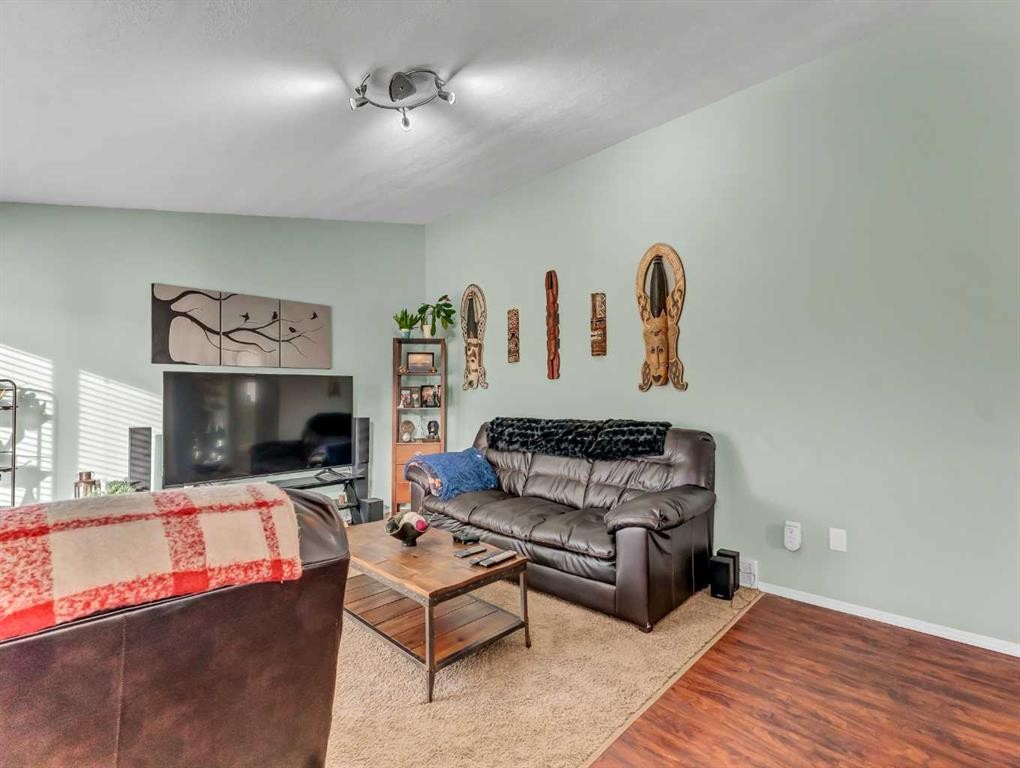 135 Sage Close Se, Medicine Hat, AB - Indoor Photo Showing Living Room