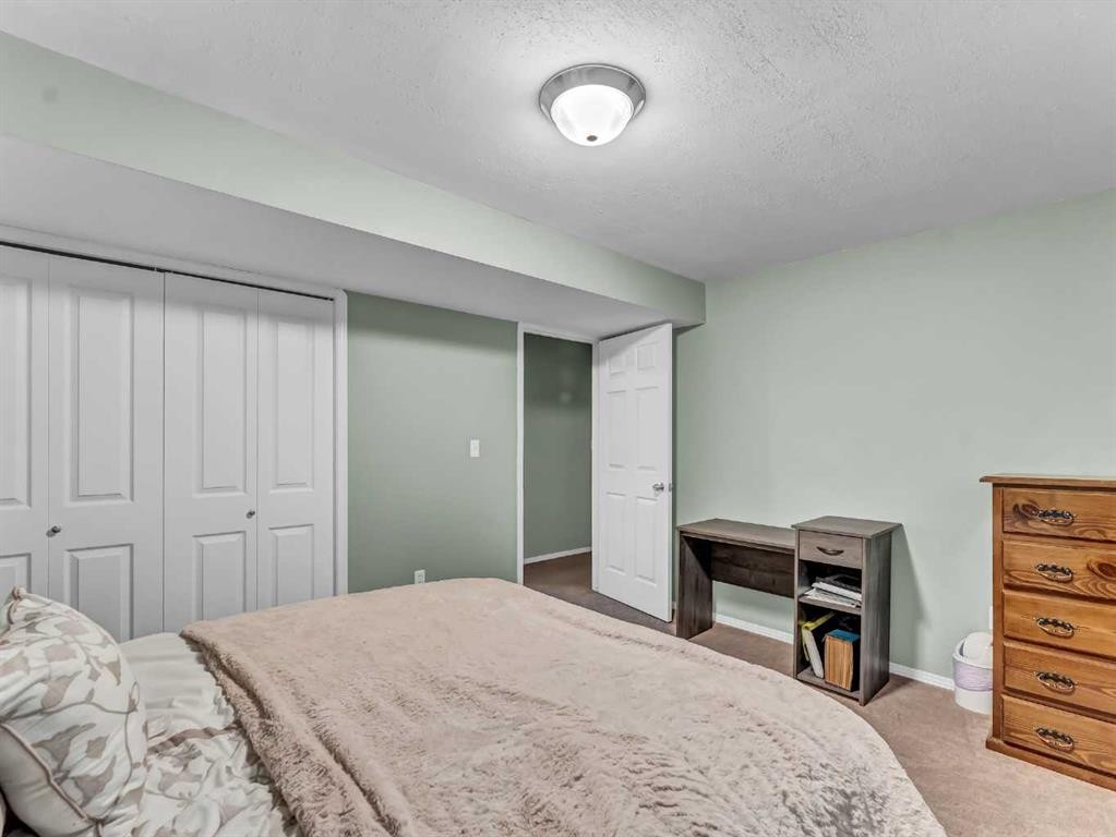 135 Sage Close Se, Medicine Hat, AB - Indoor Photo Showing Bedroom