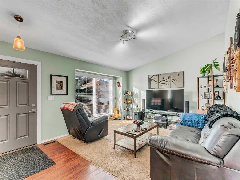 135 Sage Close Se, Medicine Hat, AB - Indoor Photo Showing Living Room