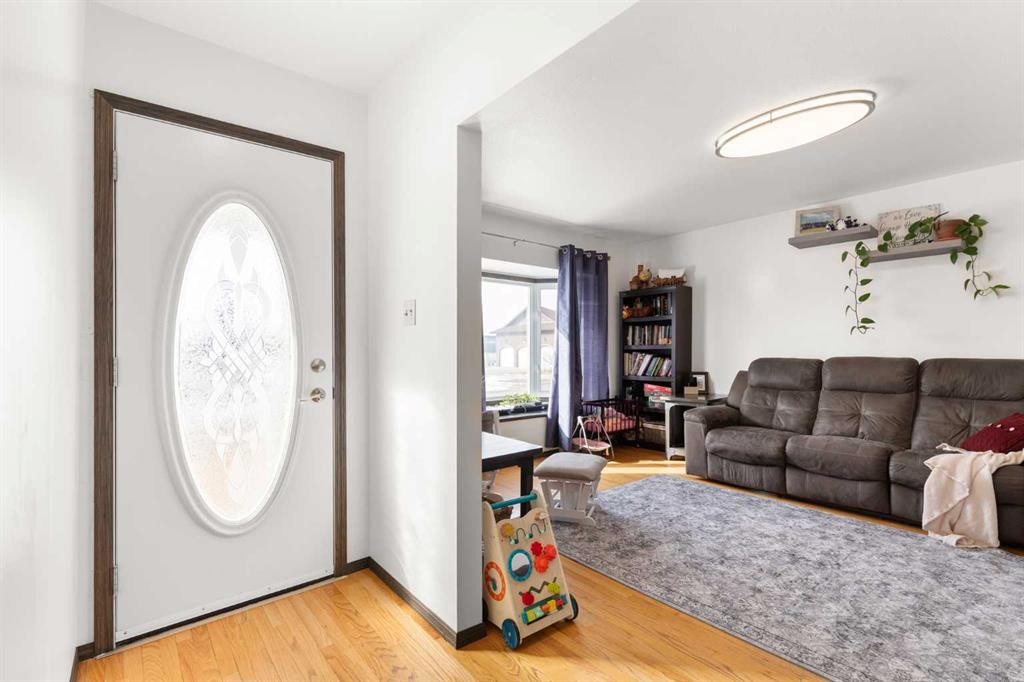 803 2 Avenue West, Foremost, AB - Indoor Photo Showing Living Room