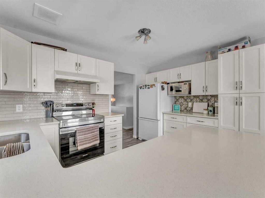 416 Redcliff Way Se, Redcliff, AB - Indoor Photo Showing Kitchen