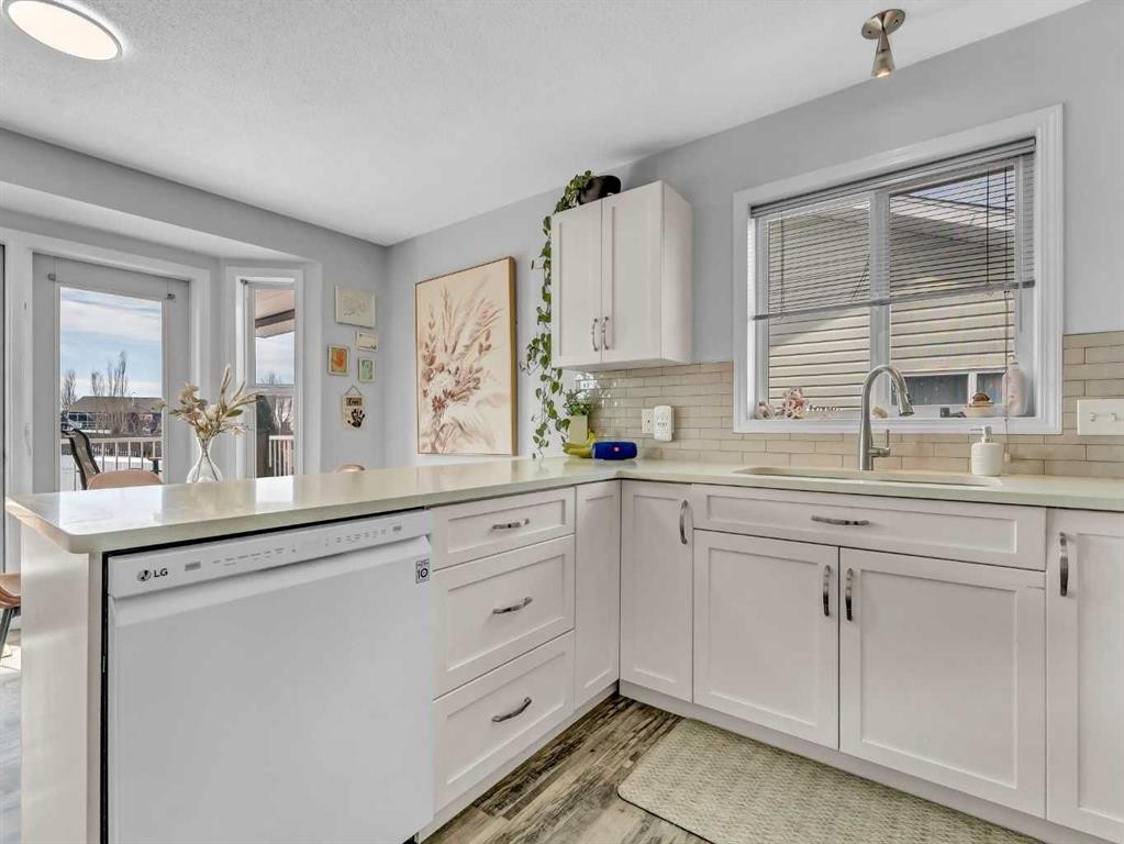 416 Redcliff Way Se, Redcliff, AB - Indoor Photo Showing Kitchen