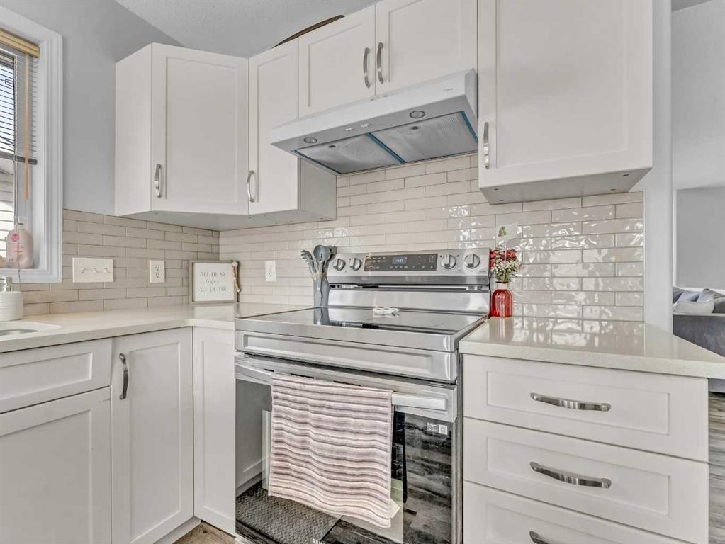 416 Redcliff Way Se, Redcliff, AB - Indoor Photo Showing Kitchen