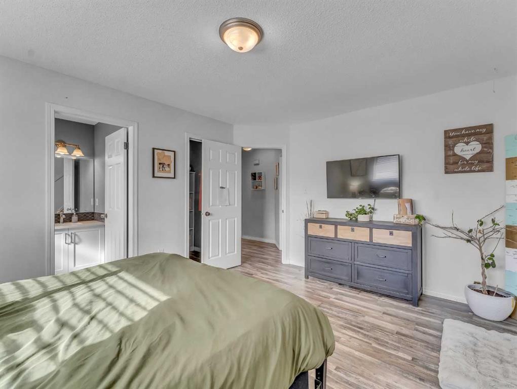 416 Redcliff Way Se, Redcliff, AB - Indoor Photo Showing Bedroom