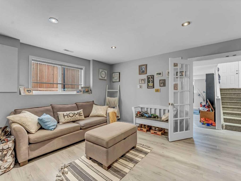 416 Redcliff Way Se, Redcliff, AB - Indoor Photo Showing Living Room