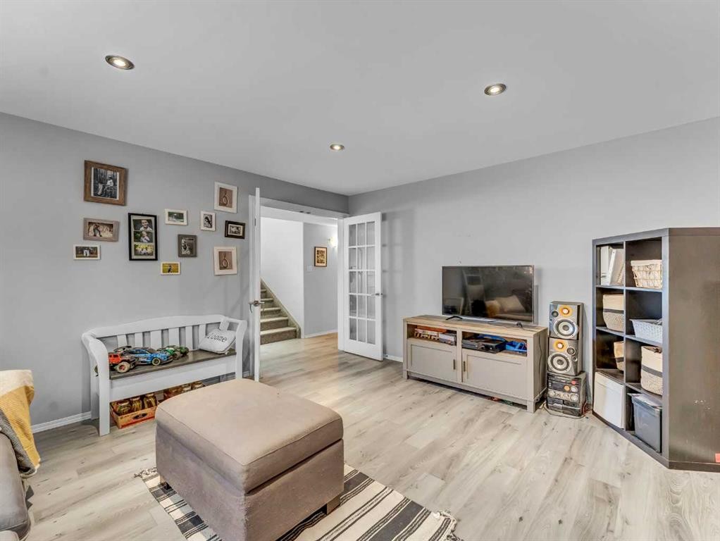 416 Redcliff Way Se, Redcliff, AB - Indoor Photo Showing Living Room