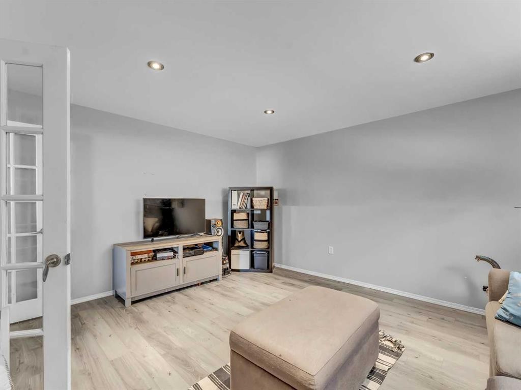 416 Redcliff Way Se, Redcliff, AB - Indoor