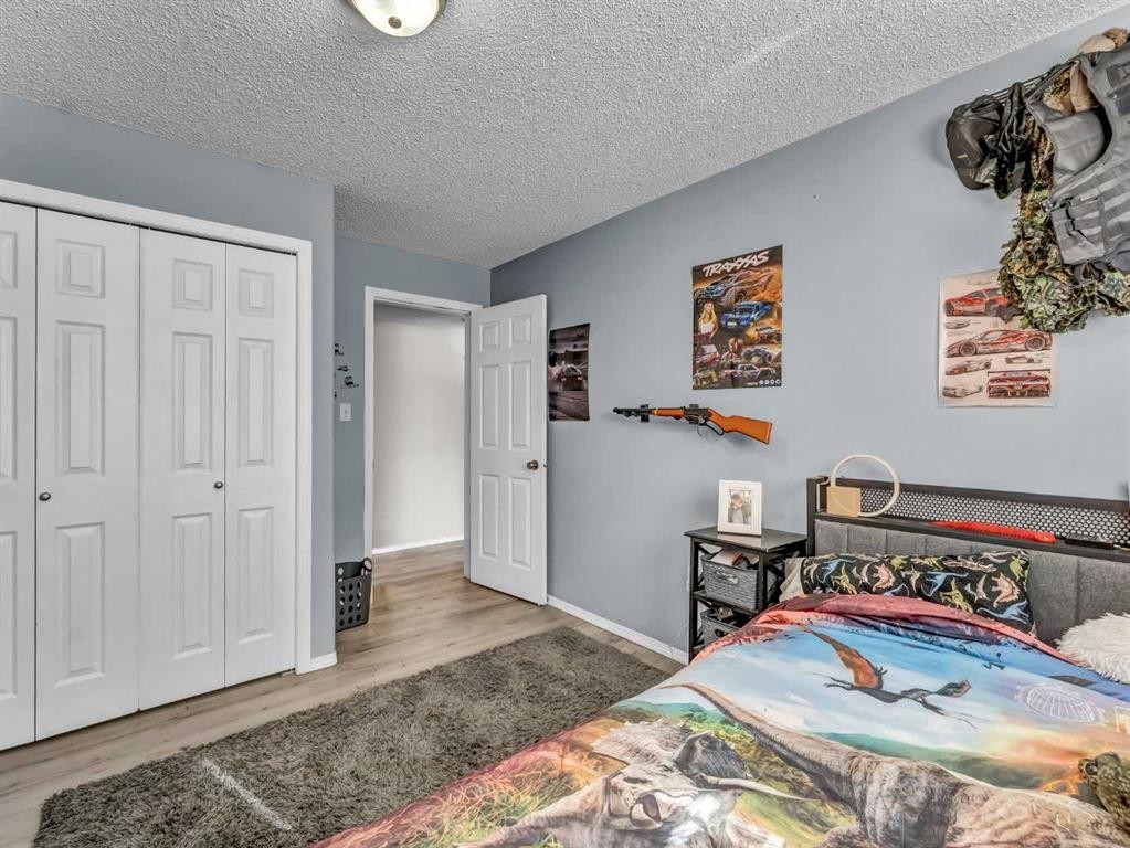 416 Redcliff Way Se, Redcliff, AB - Indoor Photo Showing Bedroom