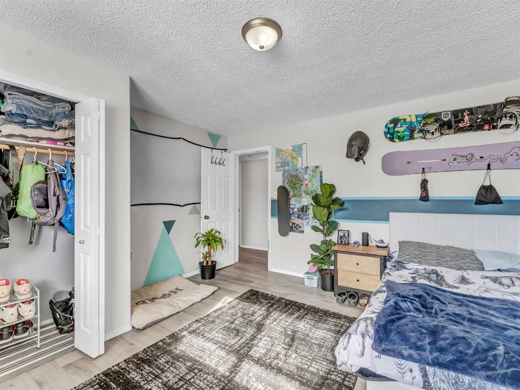 416 Redcliff Way Se, Redcliff, AB - Indoor Photo Showing Bedroom