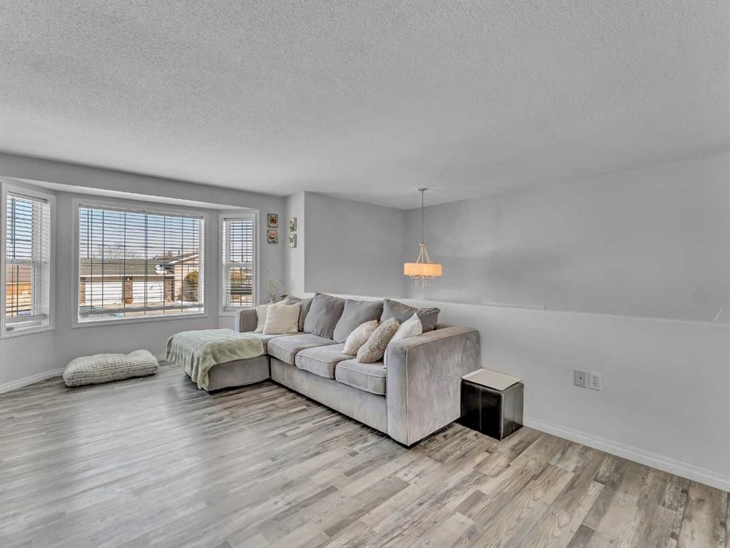 416 Redcliff Way Se, Redcliff, AB - Indoor Photo Showing Living Room