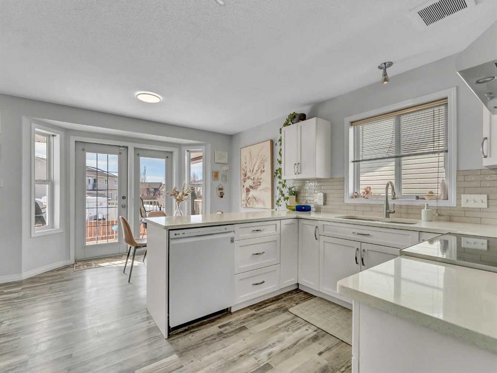416 Redcliff Way Se, Redcliff, AB - Indoor Photo Showing Kitchen