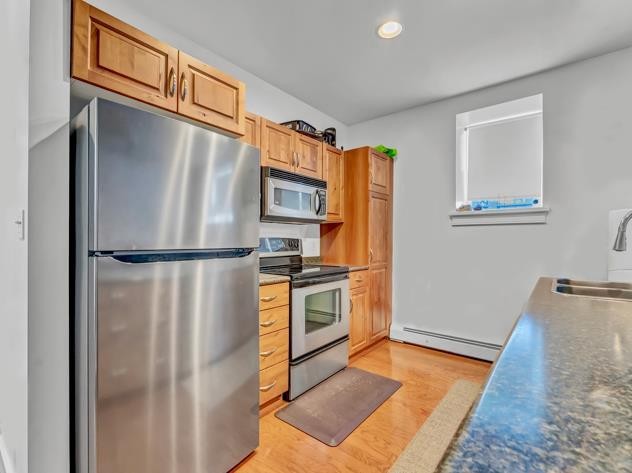106-371 Aberdeen Street Se, Medicine Hat, AB - Indoor Photo Showing Kitchen With Double Sink