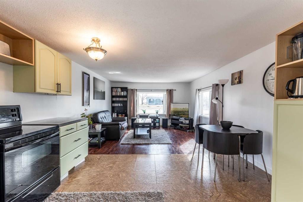 425 6 Street, Suffield, AB - Indoor Photo Showing Kitchen