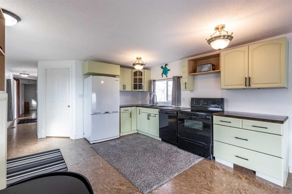425 6 Street, Suffield, AB - Indoor Photo Showing Kitchen With Double Sink