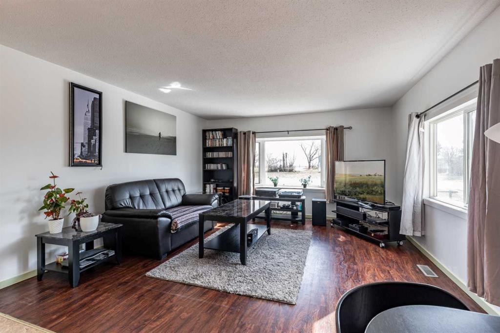 425 6 Street, Suffield, AB - Indoor Photo Showing Living Room