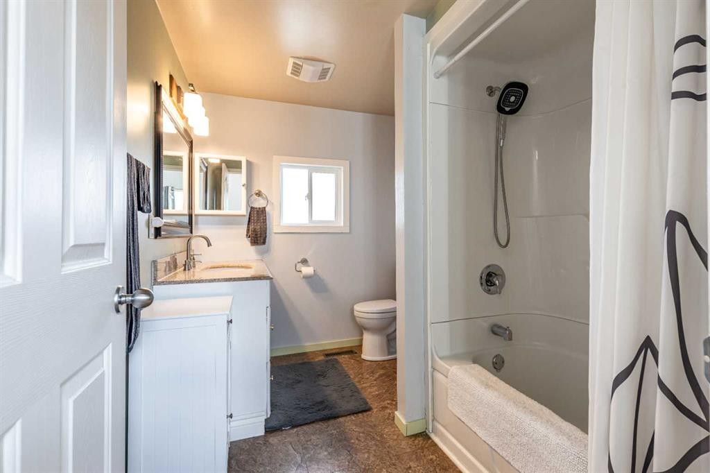 425 6 Street, Suffield, AB - Indoor Photo Showing Bathroom