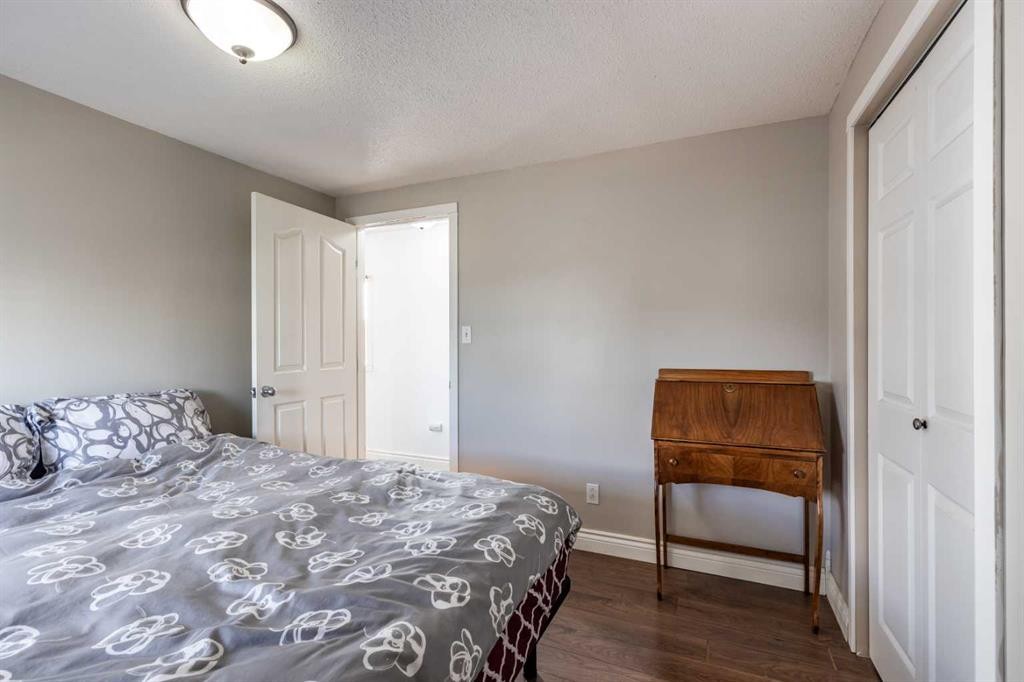 425 6 Street, Suffield, AB - Indoor Photo Showing Bedroom