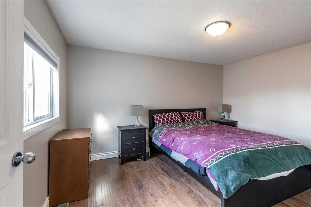 425 6 Street, Suffield, AB - Indoor Photo Showing Bedroom