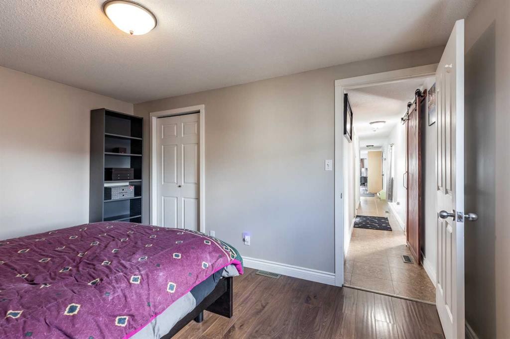 425 6 Street, Suffield, AB - Indoor Photo Showing Bedroom