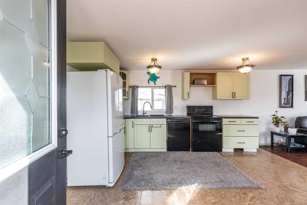 425 6 Street, Suffield, AB - Indoor Photo Showing Kitchen