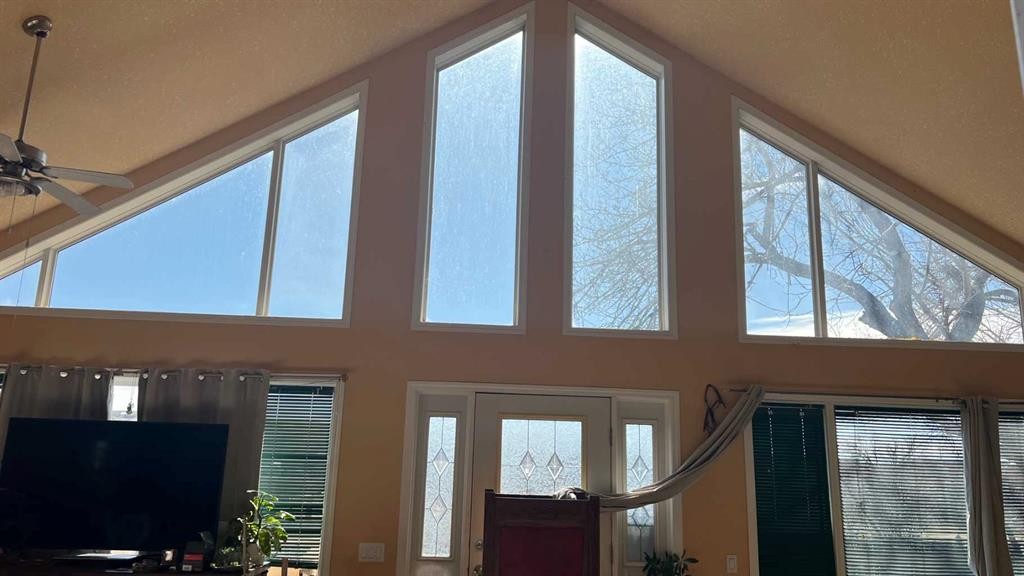 116 Pacific Avenue, Irvine, AB - Indoor Photo Showing Other Room