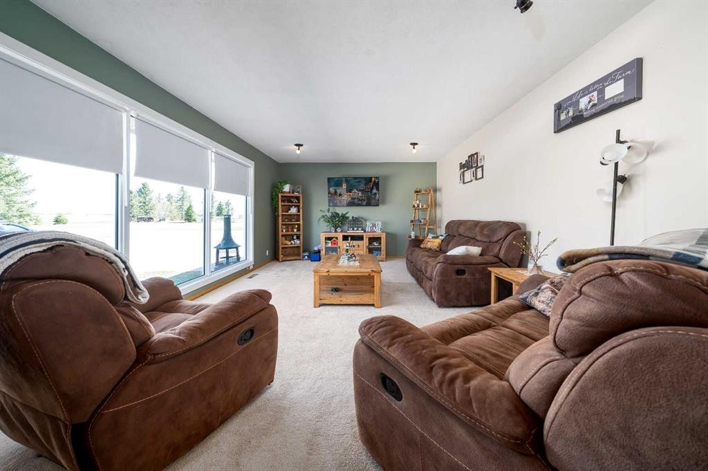 104040 Range Road 111, Bow Island, AB - Indoor Photo Showing Living Room