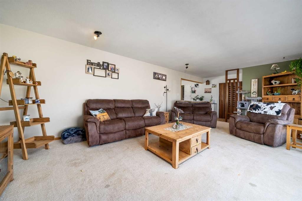 104040 Range Road 111, Bow Island, AB - Indoor Photo Showing Living Room