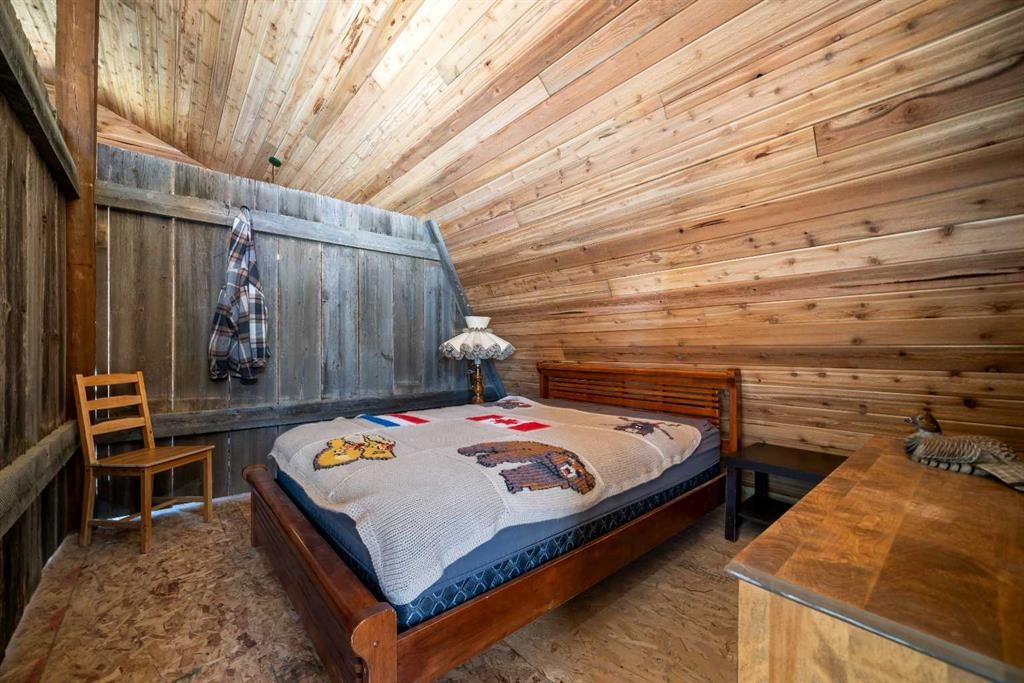 104040 Range Road 111, Bow Island, AB - Indoor Photo Showing Bedroom