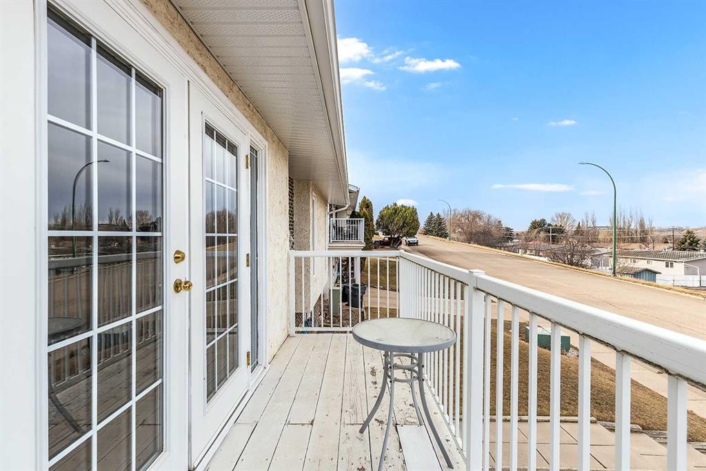 7 Valleyview Drive Sw, Medicine Hat, AB - Outdoor With Deck Patio Veranda With Exterior