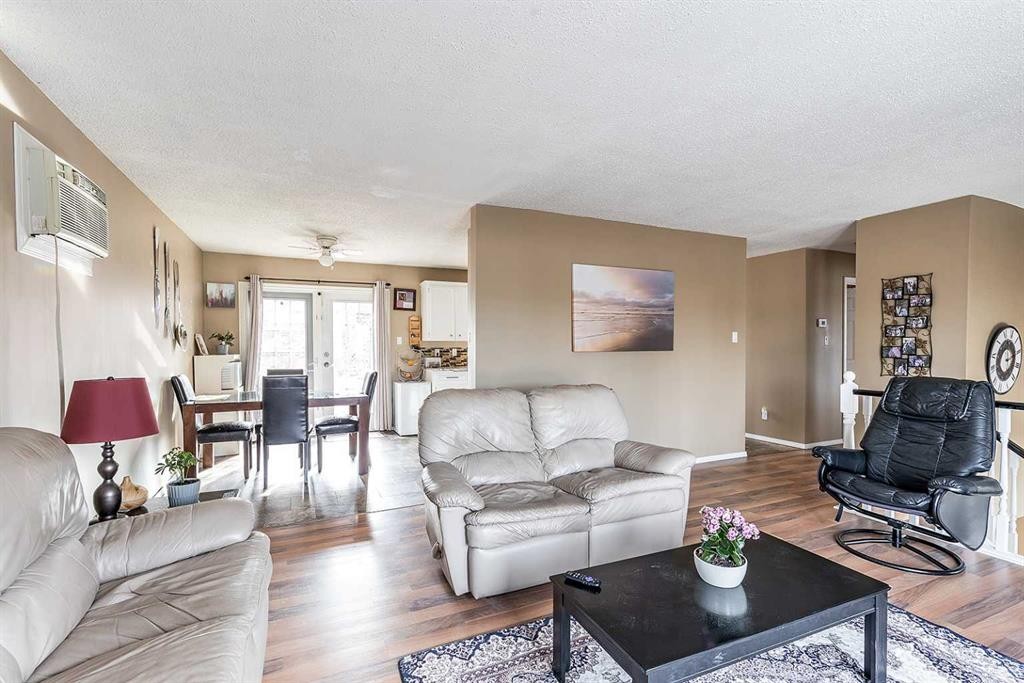 7 Valleyview Drive Sw, Medicine Hat, AB - Indoor Photo Showing Living Room