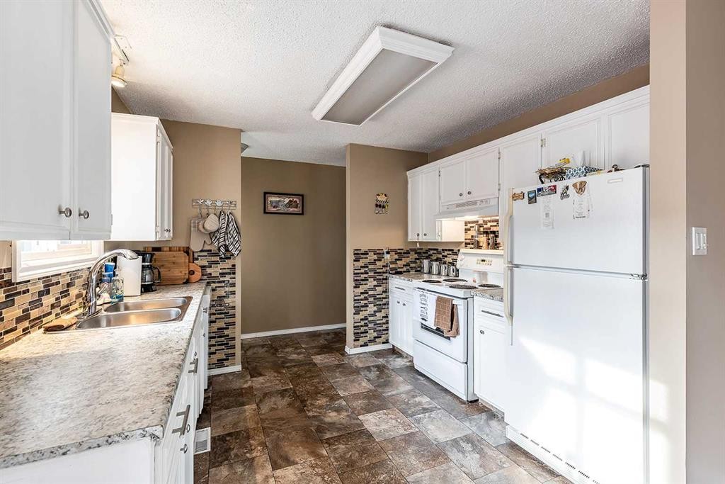 7 Valleyview Drive Sw, Medicine Hat, AB - Indoor Photo Showing Kitchen With Double Sink