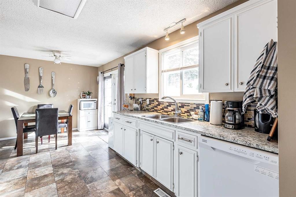 7 Valleyview Drive Sw, Medicine Hat, AB - Indoor Photo Showing Kitchen With Double Sink