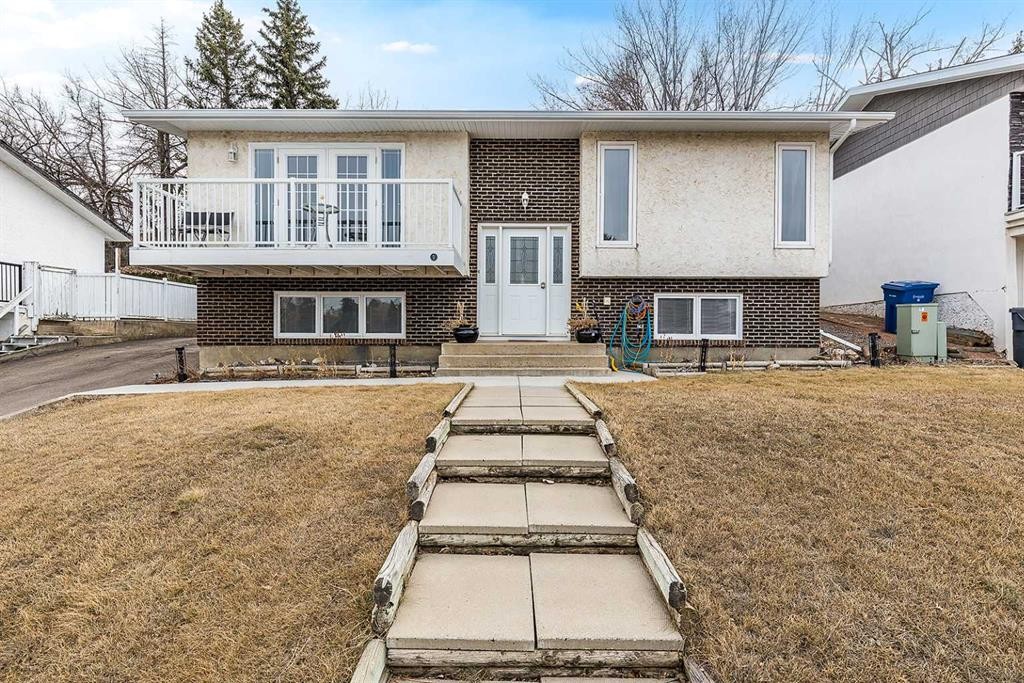 7 Valleyview Drive Sw, Medicine Hat, AB - Outdoor With Deck Patio Veranda