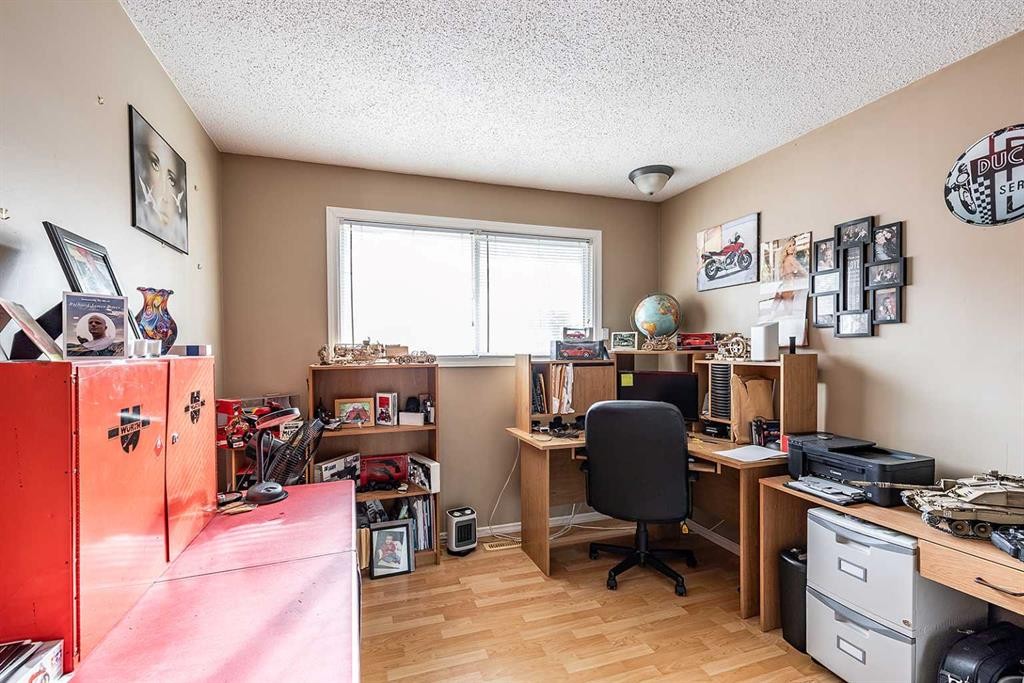 7 Valleyview Drive Sw, Medicine Hat, AB - Indoor Photo Showing Office