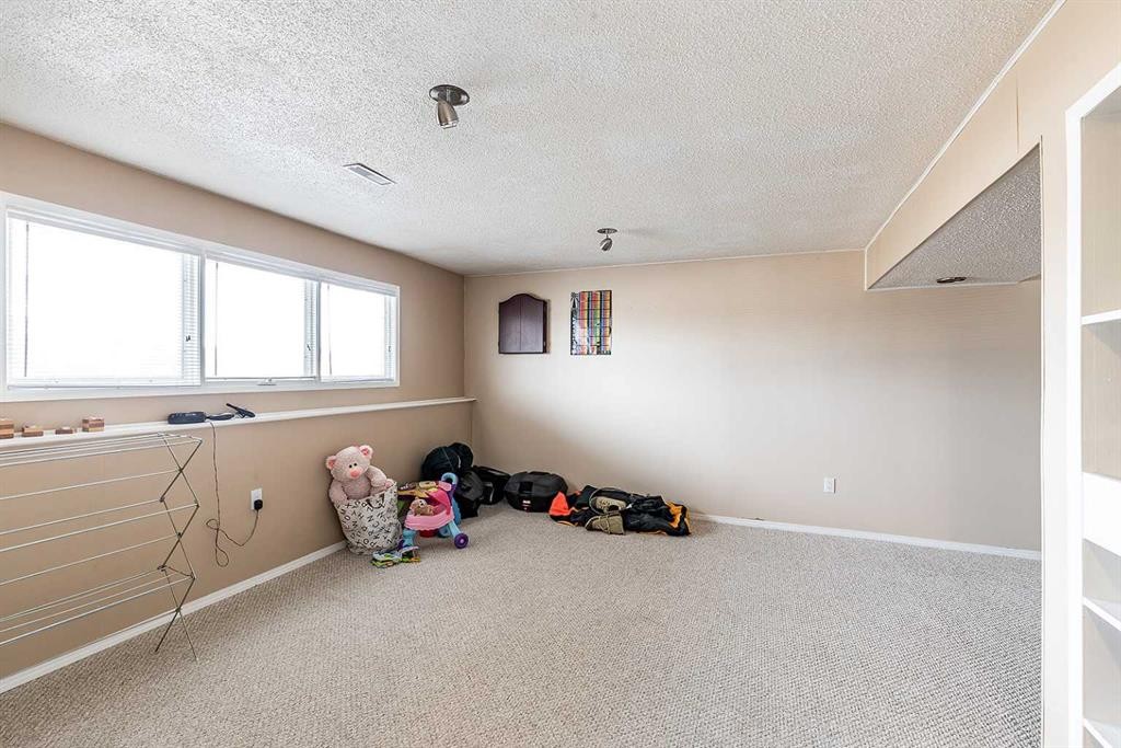 7 Valleyview Drive Sw, Medicine Hat, AB - Indoor Photo Showing Other Room