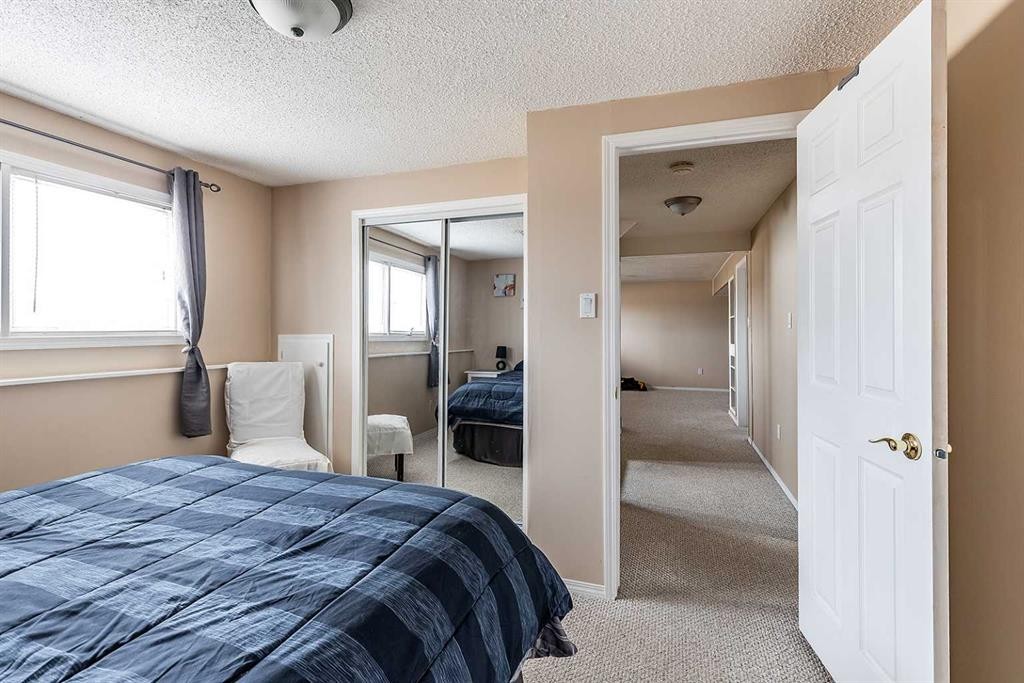 7 Valleyview Drive Sw, Medicine Hat, AB - Indoor Photo Showing Bedroom