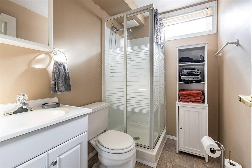 7 Valleyview Drive Sw, Medicine Hat, AB - Indoor Photo Showing Bathroom