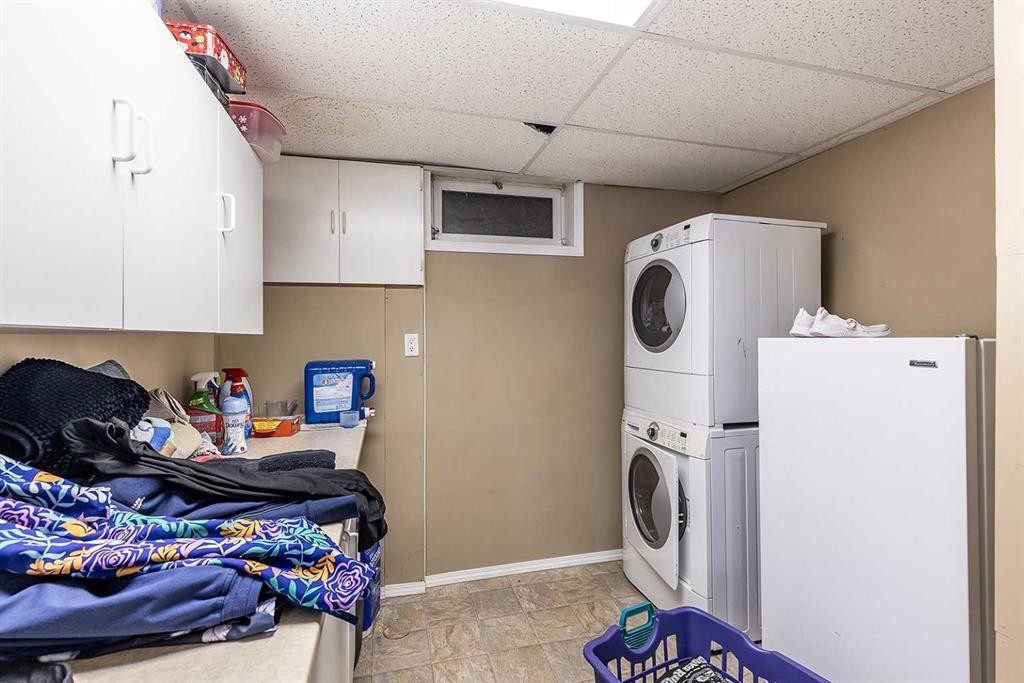 7 Valleyview Drive Sw, Medicine Hat, AB - Indoor Photo Showing Laundry Room