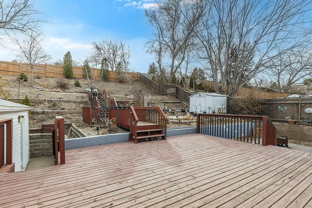 7 Valleyview Drive Sw, Medicine Hat, AB - Outdoor With Deck Patio Veranda
