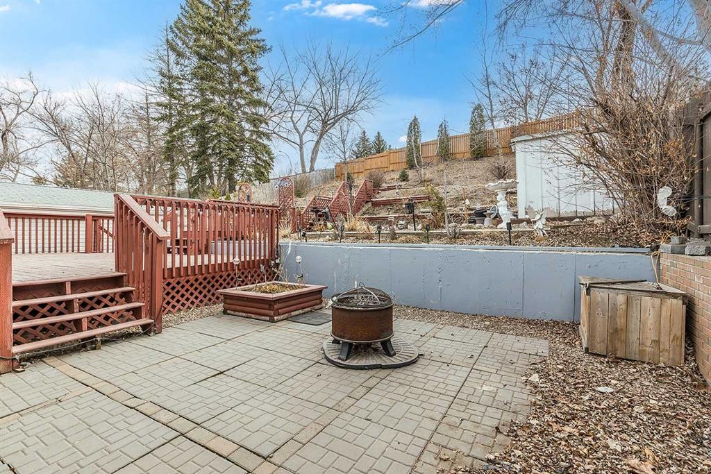 7 Valleyview Drive Sw, Medicine Hat, AB - Outdoor With Deck Patio Veranda