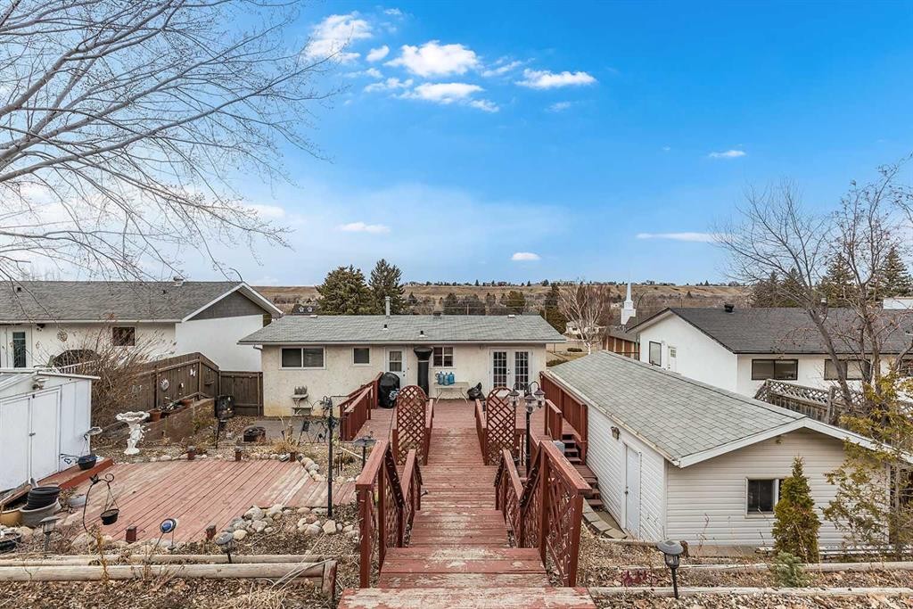 7 Valleyview Drive Sw, Medicine Hat, AB - Outdoor With Deck Patio Veranda