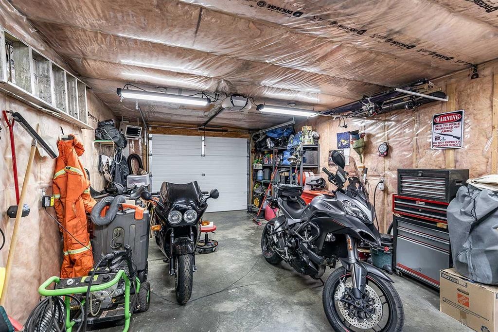 7 Valleyview Drive Sw, Medicine Hat, AB - Indoor Photo Showing Garage